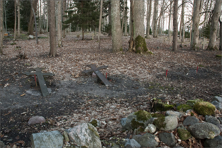 20130417-Käina-kalmistu-430.jpg - 17. aprill 2013. Perekond Ignatiuse hauatähised Käina kalmistul enne taastamist. Foto Mart Mõniste