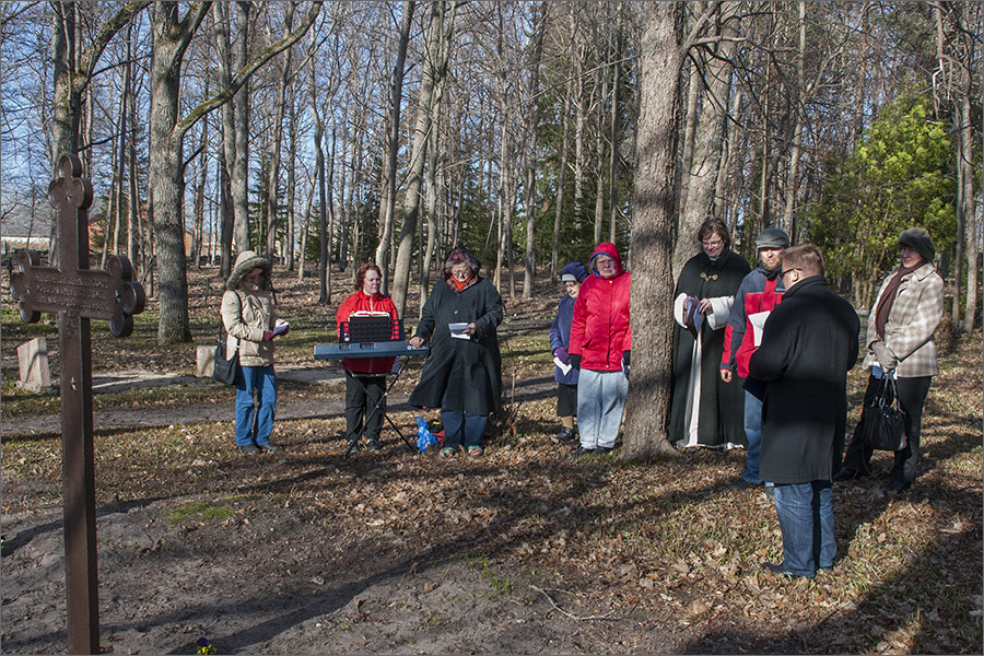 20130430-Käina-kalmistu-719.jpg - 30. aprill 2013. Perekond Ignatiuse taastatud hauatähiste taaspühitsemine Käina kalmistul. Foto Mart Mõniste