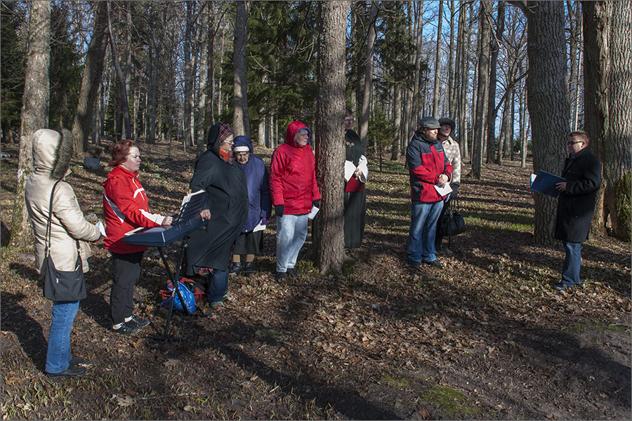 20130430-Käina-kalmistu-724.jpg - 30. aprill 2013. Perekond Ignatiuse taastatud hauatähiste taaspühitsemine Käina kalmistul. Foto Mart Mõniste