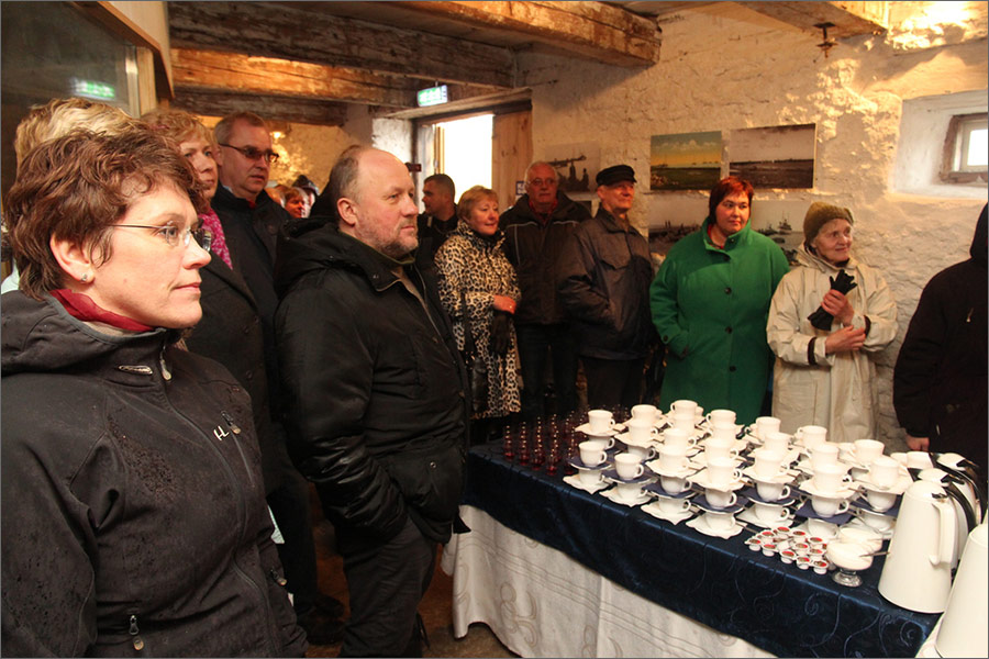 Krdlasadamanurgakivi102-vi.jpg - 23. aprill 2013. Kärdla sadama nurgakivi panek ja fotonäituse avamine. Foto Urmas Lauri