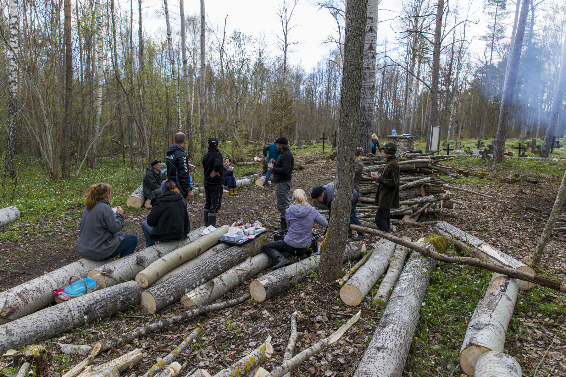 20140503-Kummistu-talgud-417.jpg - 3. mai 2014. Talgud Kummistu kalmistul. Foto Mart Mõniste