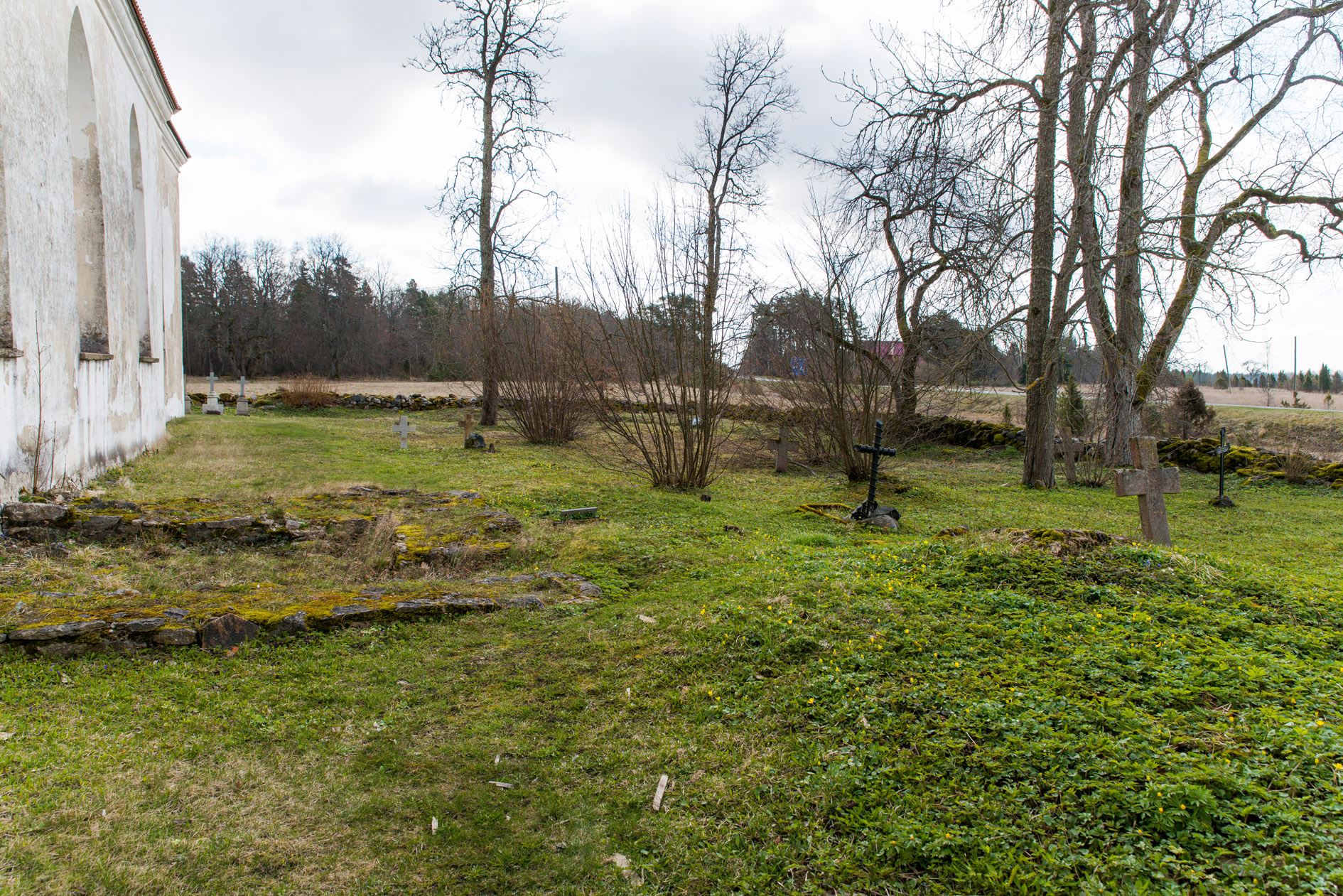 20150418-Pyhalepa-192.jpg - 18. aprill 2015. Talgupäev Pühalepa kirikuaias. Üks kirikuaia nurk enne ...