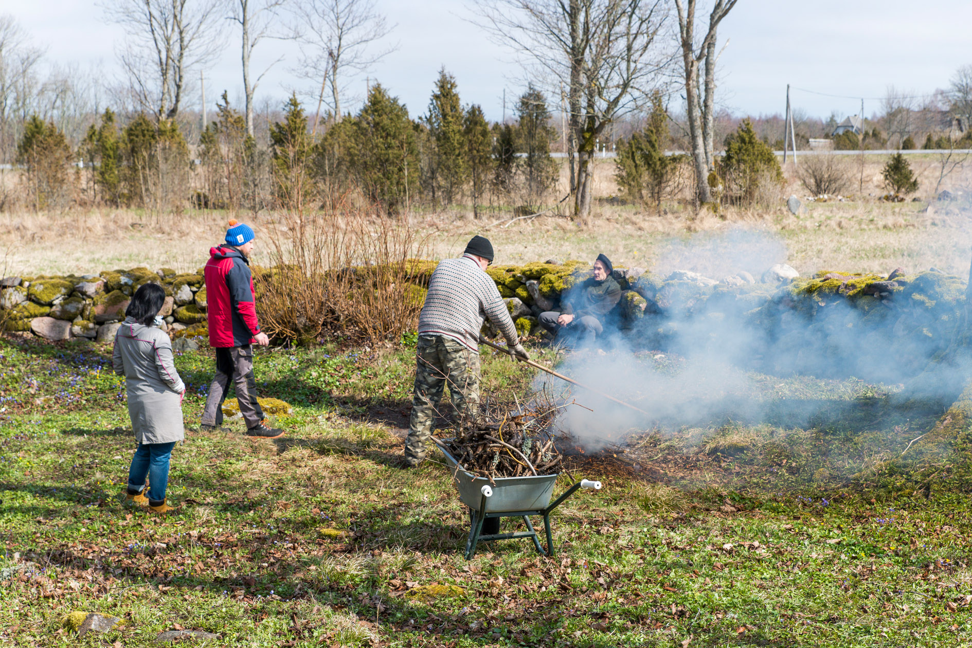 20150418-Pyhalepa-213.jpg - 18. aprill 2015. Talgupäev Pühalepa kirikuaias