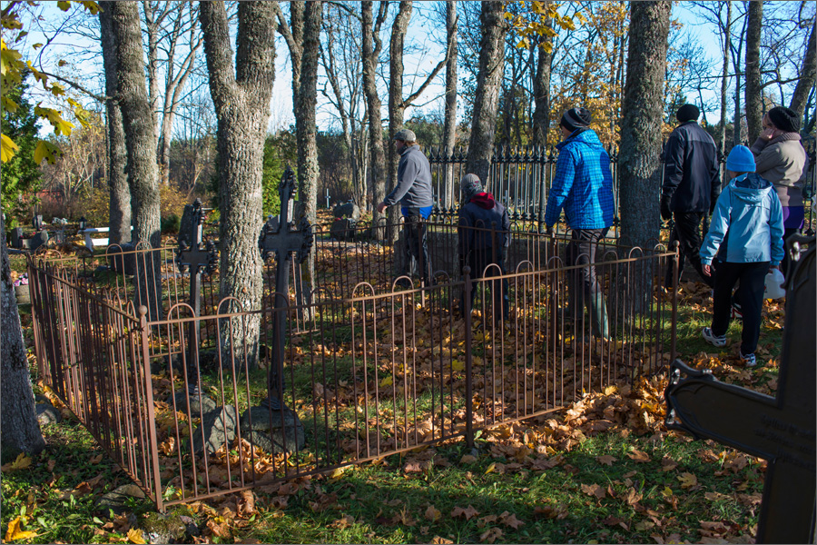 20131025-Reigi-165.jpg - 25. oktoober 2013. Talgud Reigi kalmistul. Foto Mart Mõniste